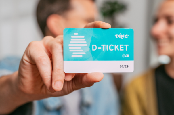 Person hält Deutschlandticket in der Hand