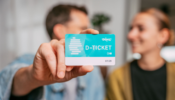 Mann hält D-TICKET in der Hand