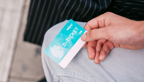 Mann hält D-TICKET in der Hand
